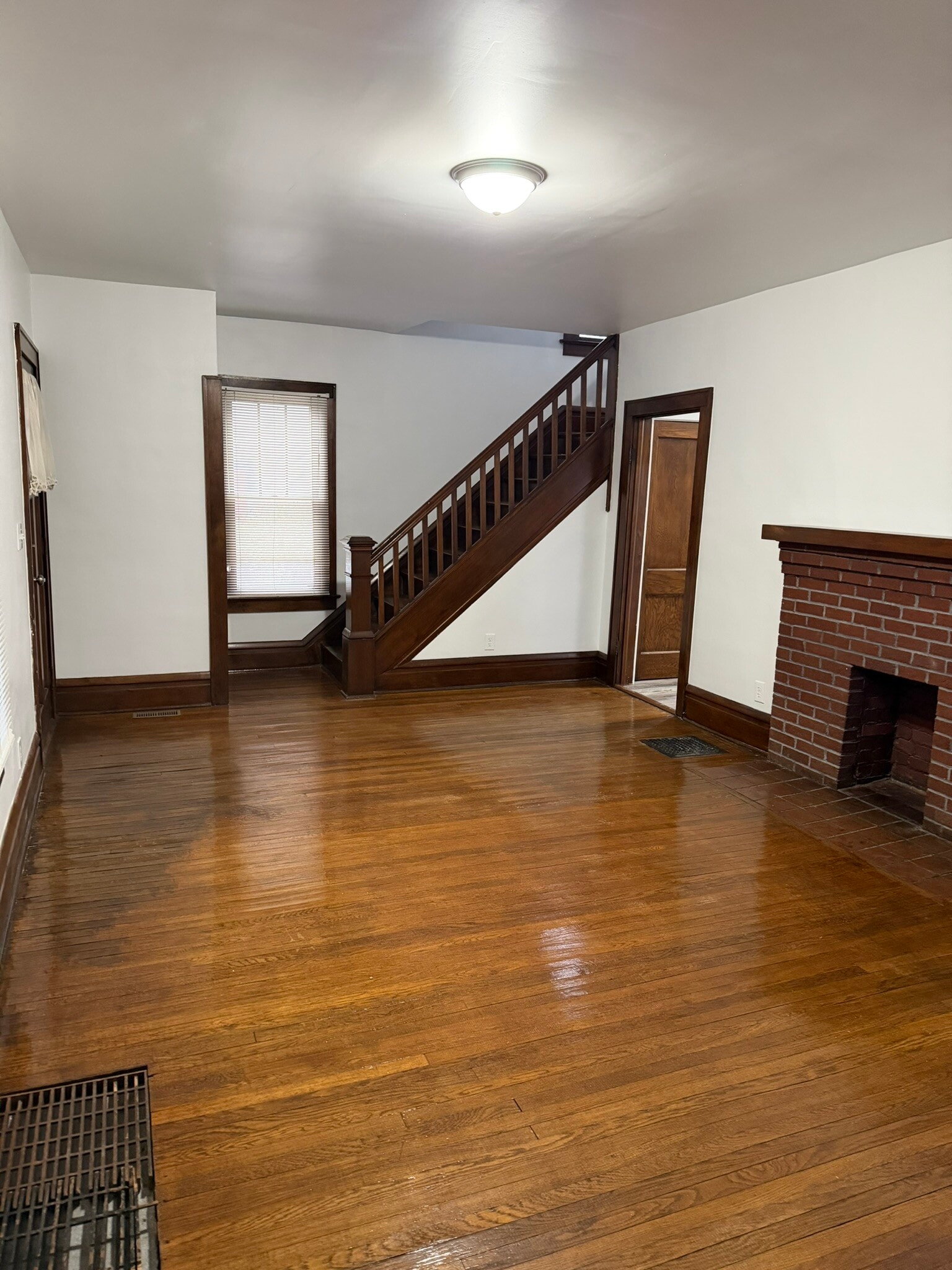 Building Photo - 594 N 21st St