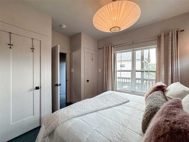 Building Photo - 1208 32nd St