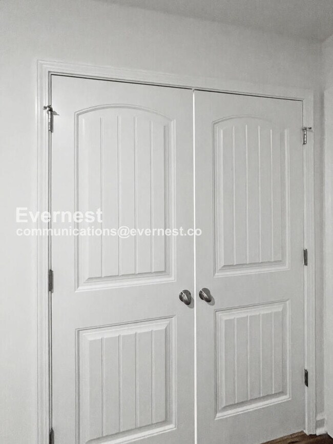 Building Photo - 3 Bed, 2.5 Bath Home with Fenced Yard & Garage / Available Now!