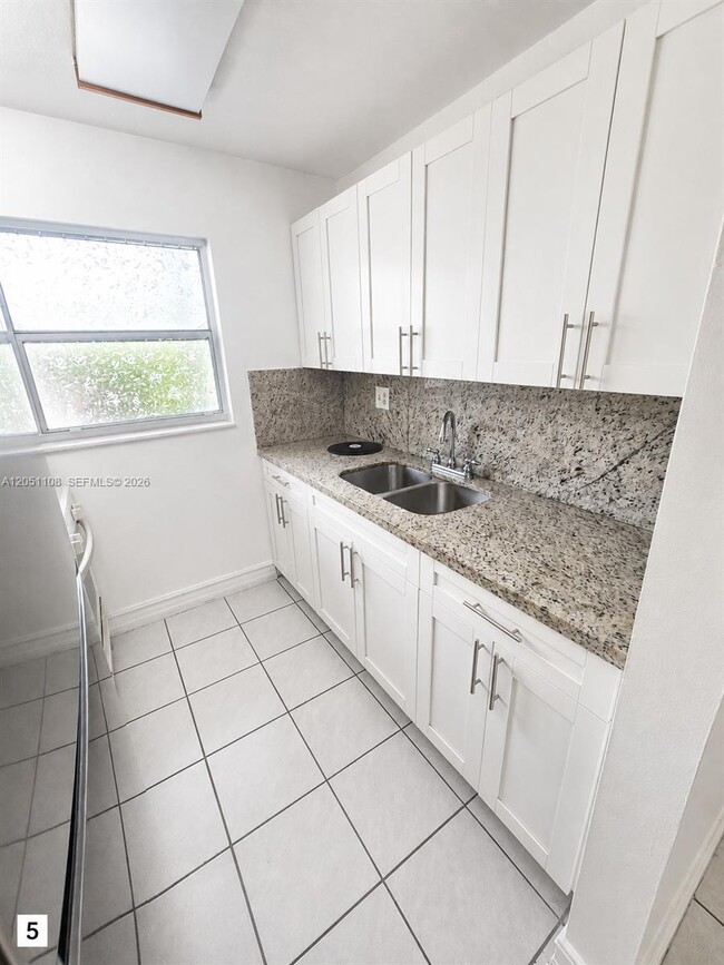Building Photo - 1655 W 44th Pl