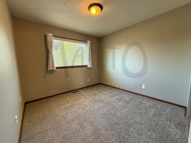 Building Photo - Spacious Eagle Ridge Home