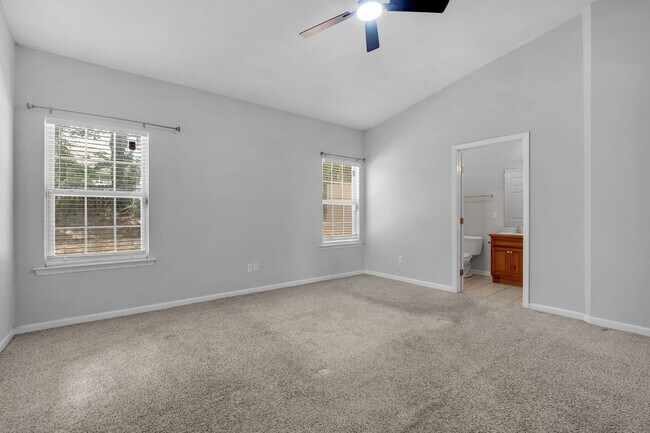Building Photo - 944 Saddle Creek Run