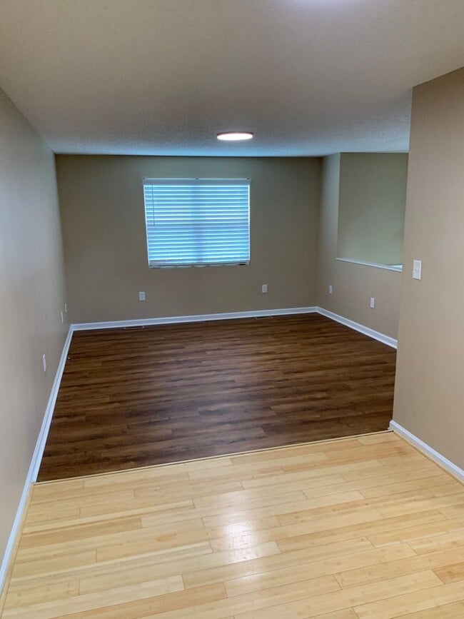 Building Photo - 3 Bedroom/2 Bath Split-Foyer Home Kingspor...