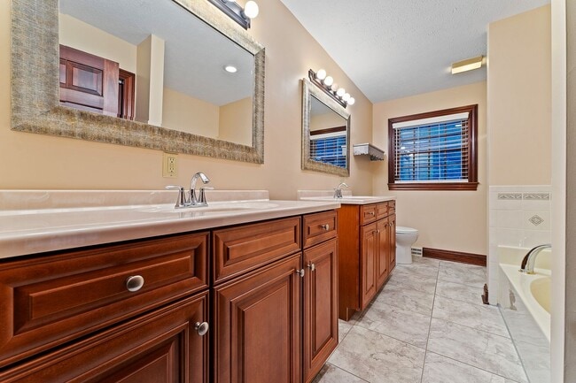 Building Photo - 652 Saddlebrook Dr