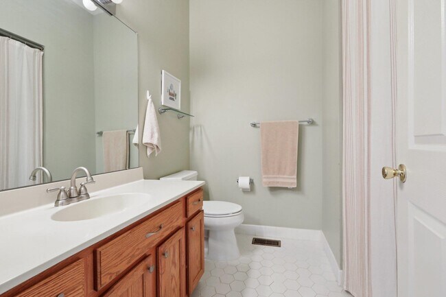 Building Photo - 273 Roslyn Ct