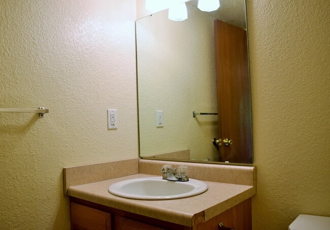 Building Photo - Spacious & Convenient Living in Shady Oaks!