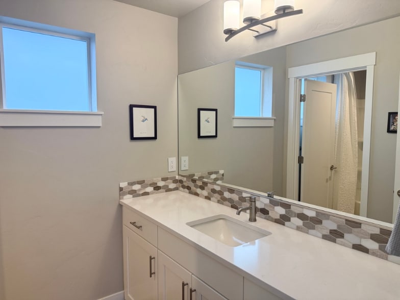 Building Photo - 3215 NE Boulder Crk Dr