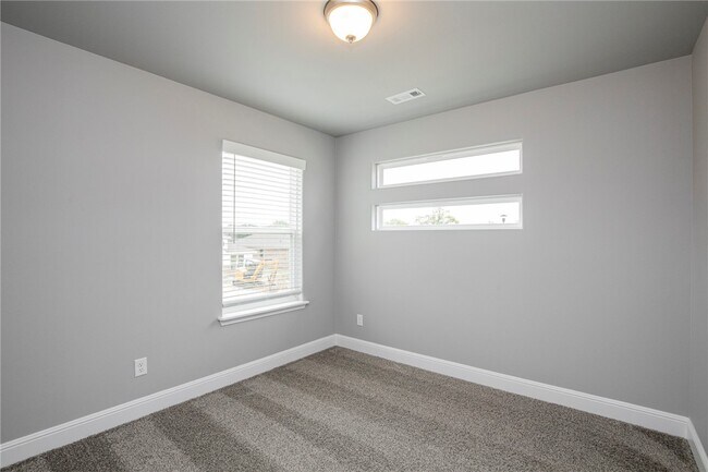 Building Photo - 2010 Periwinkle Pl
