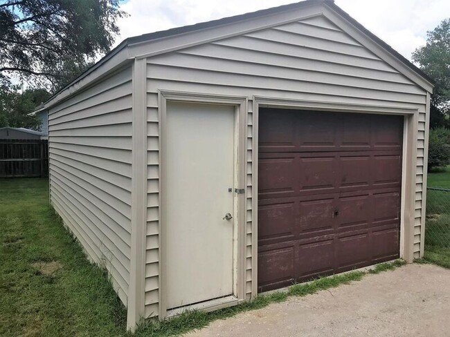 Building Photo - 319 Opal Cir