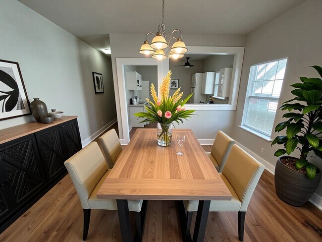 Building Photo - MOVE IN SPECIAL! One Bedroom One Bathroom ...