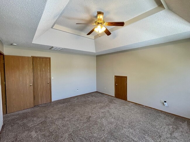 Building Photo - Beautiful 2 story, 5 bedroom, 3 bath home available NOW!