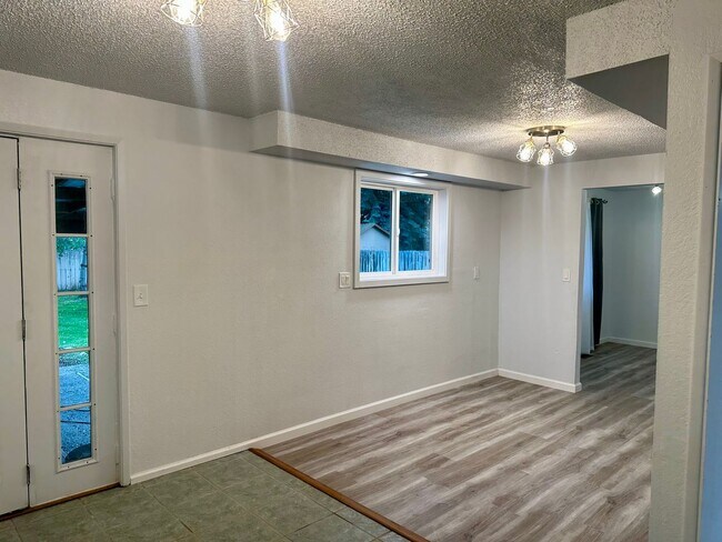 Building Photo - Updated 3bd/2BA South Suburbs Home with RV Parking, Large Yard & Garage