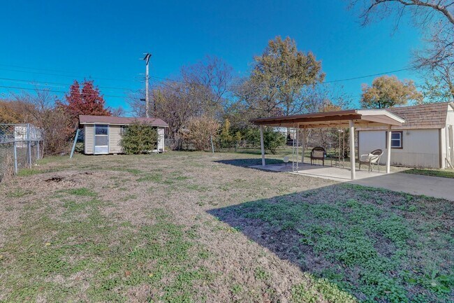 Building Photo - Charming 3-Bedroom Gem with Mid-Century Fl...