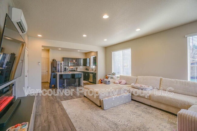 Building Photo - 2001 NE 4 Seasons Ln