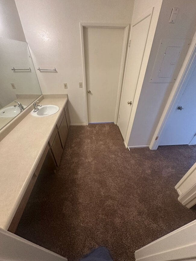 Building Photo - CUTE 2ND FLOOR  1 BEDROOM CONDO W/ LOFT