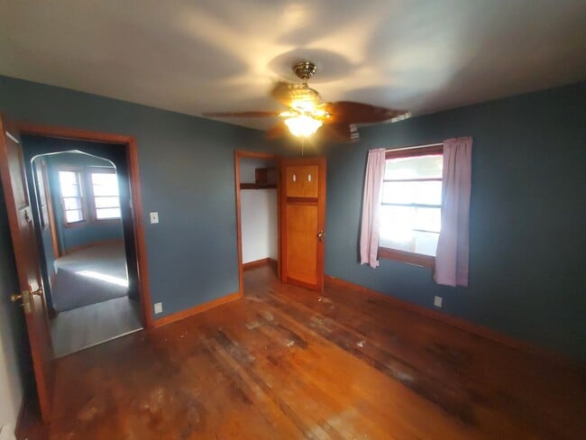 Building Photo - 3 Bedroom Single Family