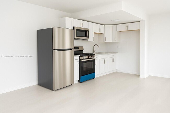 Building Photo - 2305 Tamarind Dr