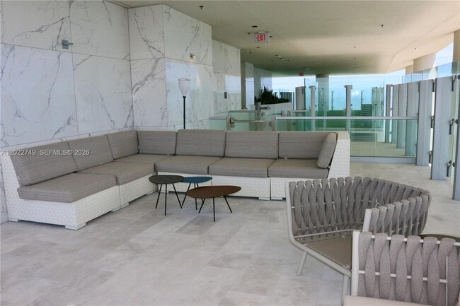 Building Photo - 18501 Collins Ave
