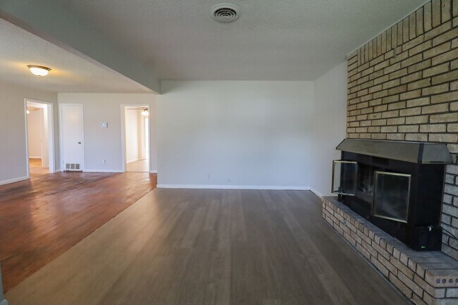 Building Photo - 3 BED 1 BATH! Schedule a tour today!
