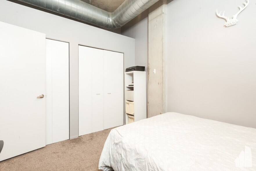 Building Photo - 933 W Van Buren St