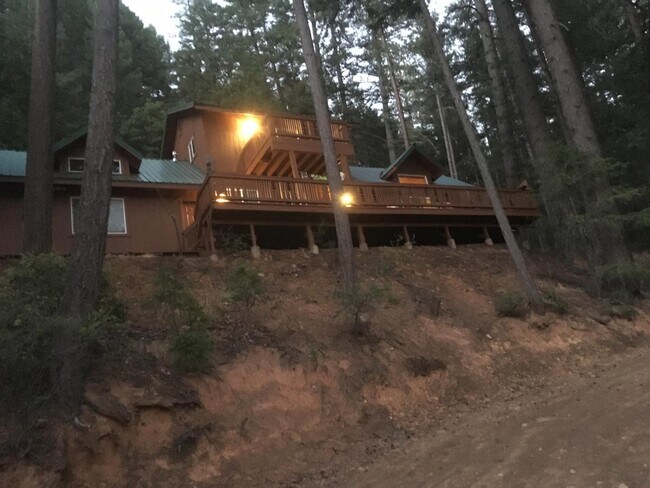 Building Photo - 480 Rattlesnake Wy