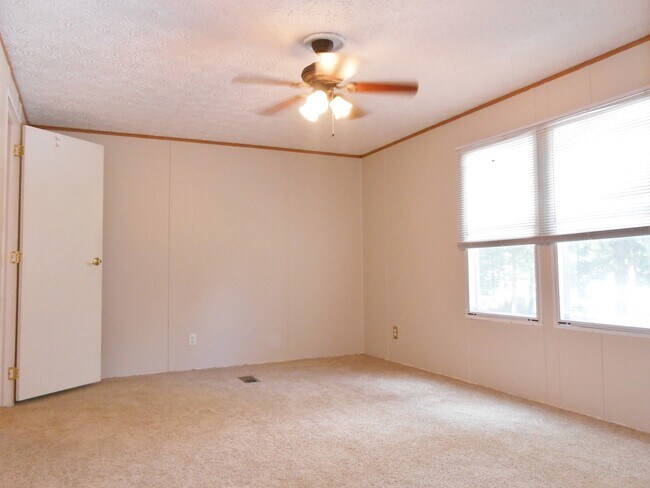 Building Photo - Large 3 Bedroom 3 Bathroom Modular Home in...