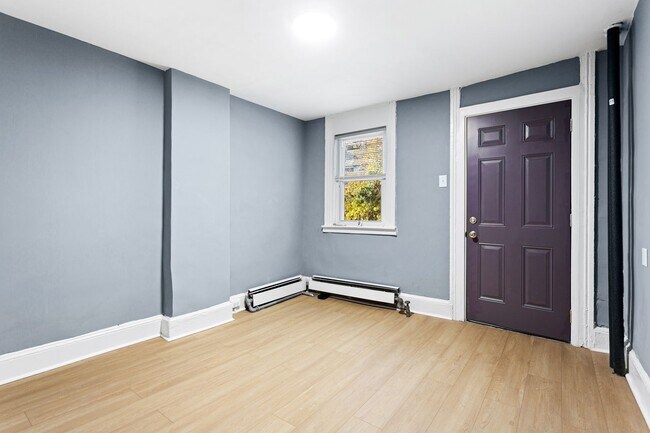 Building Photo - 2BR/1BA | Bonus Attic + Yard | Fast Approval