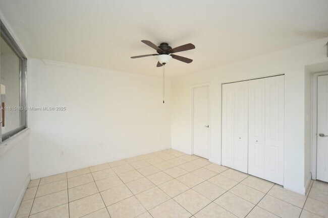 Building Photo - 1750 W 56th St