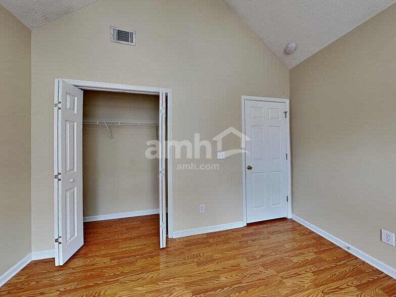 Building Photo - 2122 Creek Trail Dr