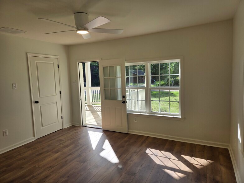 Building Photo - 880 Pisgah N