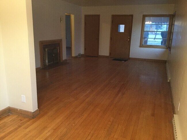 Building Photo - 2 Bedroom single family home W/ detached garage