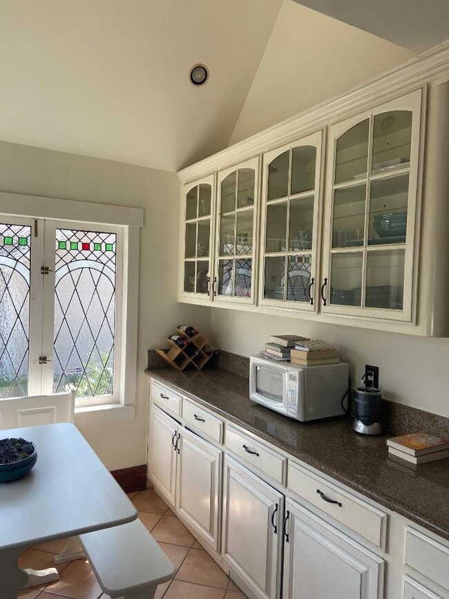 Building Photo - 1618 Micheltorena St