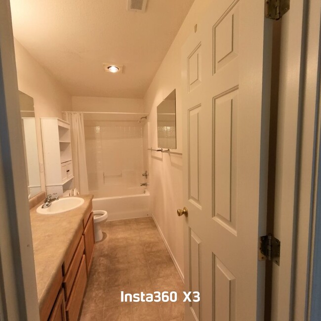Building Photo - Charming 3 Bed 2 Bath Medford Townhome
