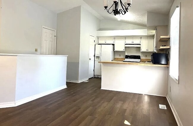 Building Photo - 821 W Rosewood Dr