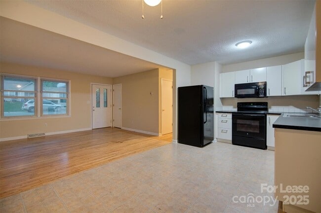 Building Photo - 421 E McLelland Ave