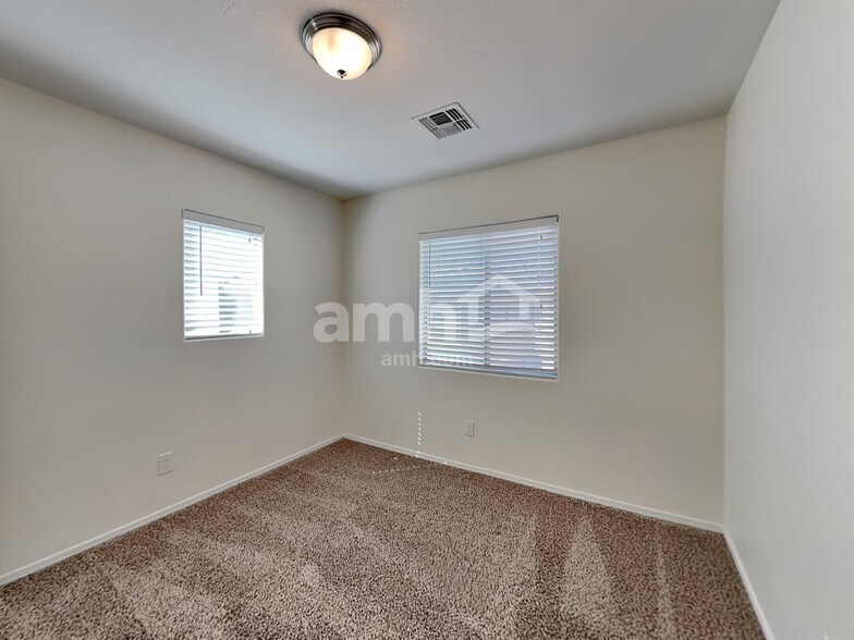 Building Photo - 4647 E Laurel Ave