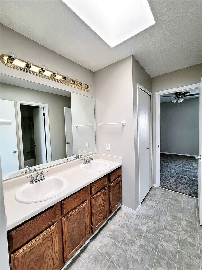 Building Photo - 2510 Hamlet Ln