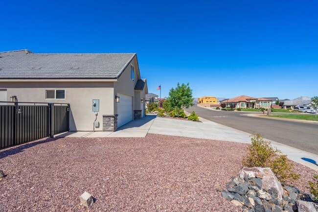 Building Photo - Stunning 5 Bed, 3 Bath Home with a 3 Car Garage