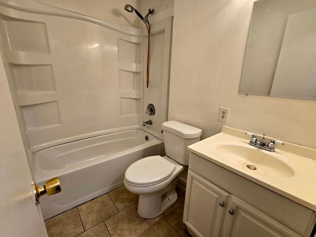 Building Photo - Cozy Lenoir 2/1 Bungalow with Fenced Yard on Cul-de-Sac