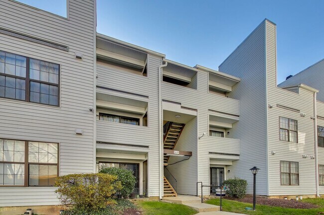 Building Photo - Top Floor 1-2 bed w/ a loft [ can be a 2nd BEDROOM] plus  1.5 Baths and SECURE GARAGE SPACE