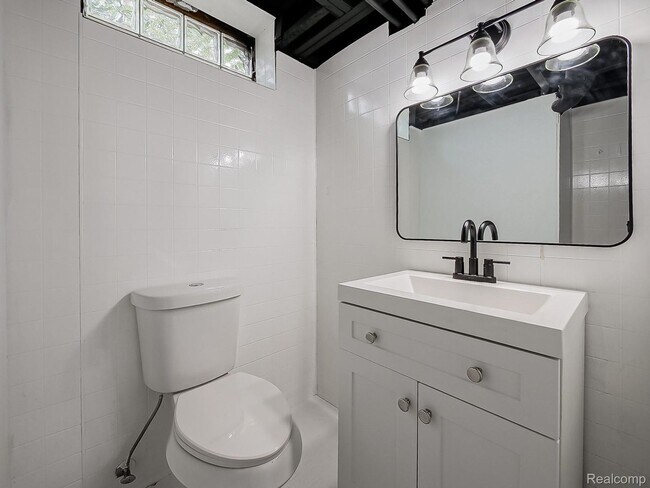 Building Photo - $2300 3 bed 2 bath bungalow