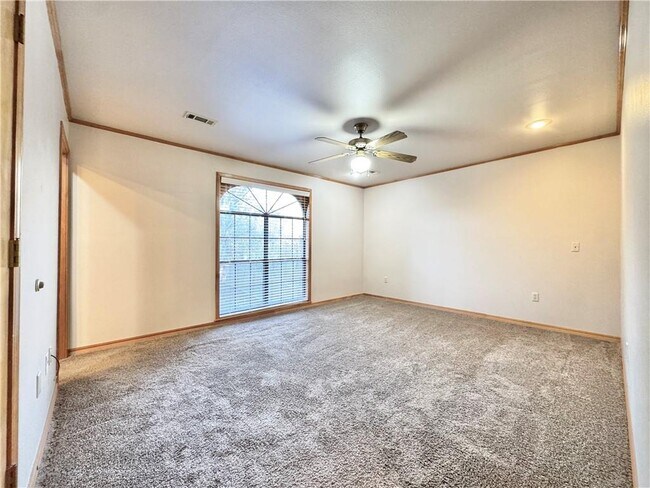 Building Photo - 742 E Birwin St