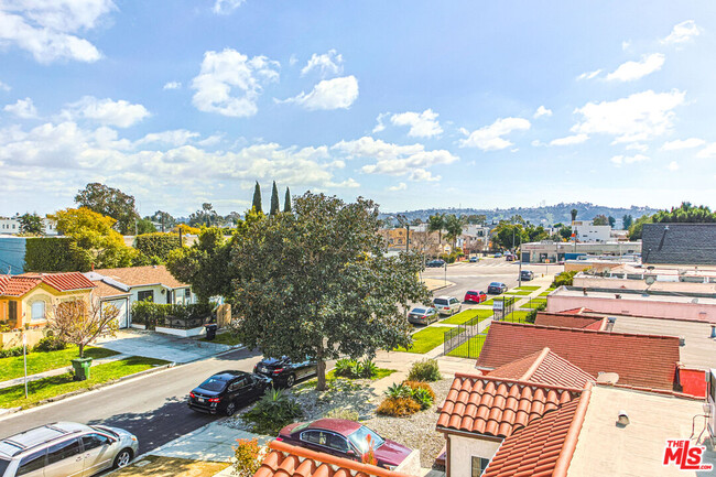 Building Photo - 1921 Carmona Ave