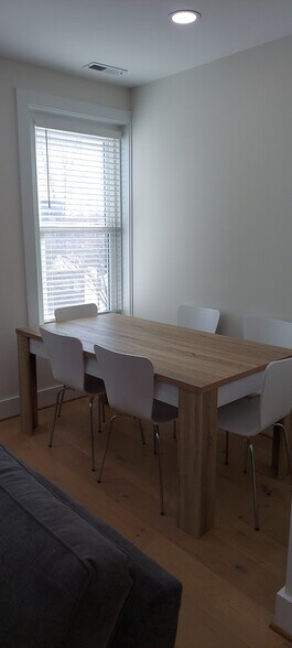 Building Photo - 808 12th St NE