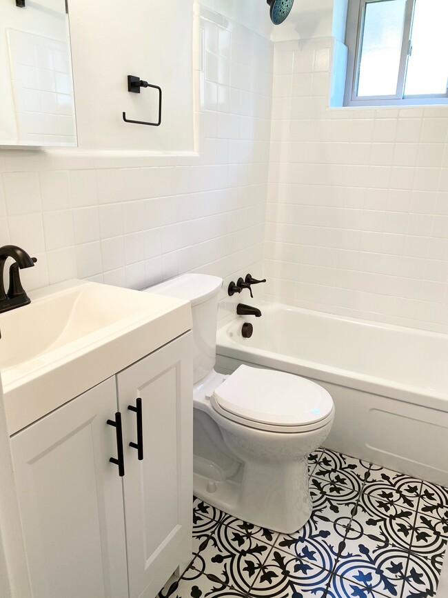 IMG_5429 - 2308-2312 Harper Avenue