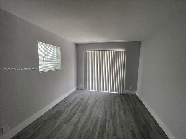 Building Photo - 2560 Riverland Dr