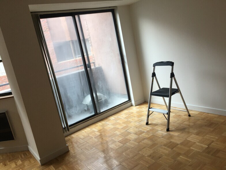 Building Photo - 147 Kelton St