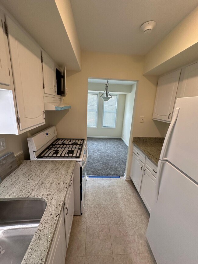 Building Photo - 2216 Country Club Dr