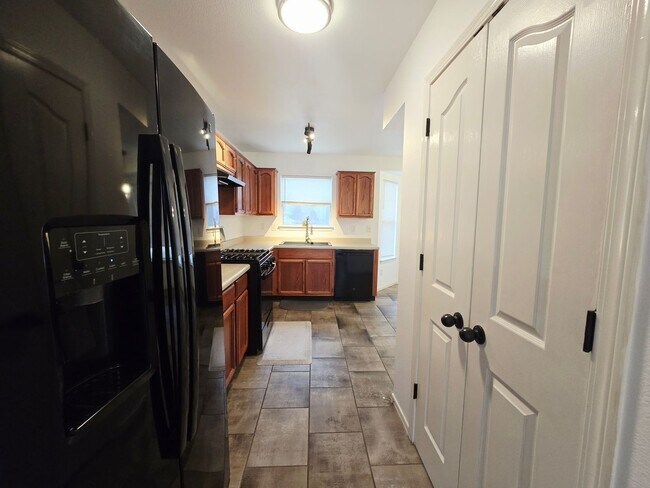 Building Photo - Charming 3 bedroom, 2.5 bath home in West ...