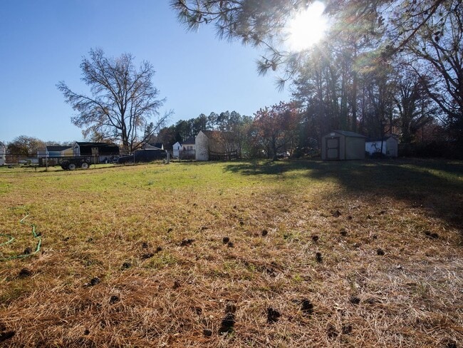 Building Photo - Updated Chesterfield 3BR with Large Yard